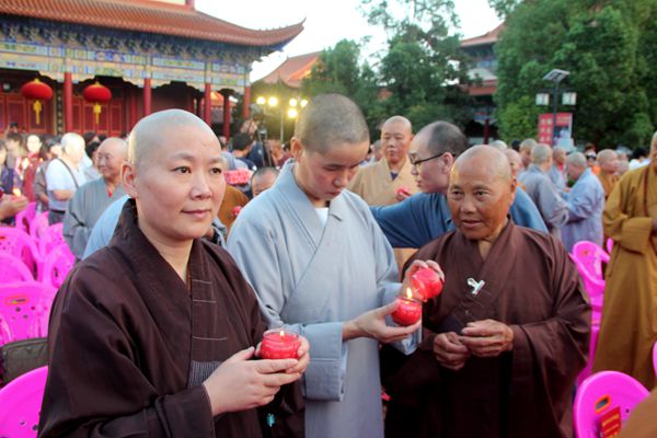 眉目慈祥的定光寺住持慧明法師.